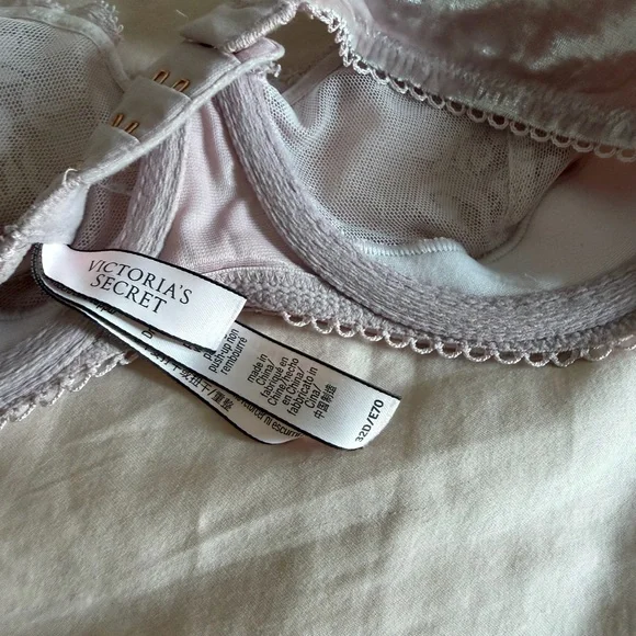 Victoria's Secret Pale Pink Lace Underwire Bra - Picture 2 of 2